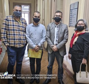 Representantes de Itapecerica da Serra em reunião com o Governo do Estado.