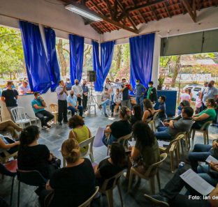 Reunião entre Aprígio, Buscarini e servidores público.