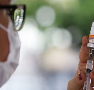sao-paulo-amplia-quarta-dose-da-vacina-contra-covid-19-para-pessoas-a-2232884043