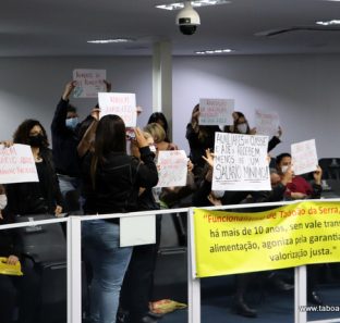 Servidores protestam na Câmara de Taboão da Serra