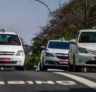SÃO PAULO, SP, 12.09.2014: TÁXI NA FAIXA DE ÔNIBUS/SP - Taxistas utilizam faixa exclusiva para ônibus na avenida Professor Ascendino Reis, no Corredor Norte-Sul, na zona sul de São Paulo. O prefeito Fernando Haddad (PT) informou que vai liberar a partir de sábado (13) todas as faixas de ônibus para o uso dos taxistas. De acordo com o prefeito, os 440 km de faixas exclusivas serão liberados para os taxistas em qualquer horário desde que estejam com passageiro. (Foto: Apu Gomes/Folhapress)