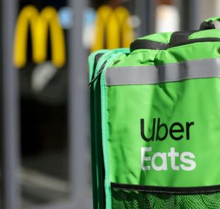Motional faz parceria com Uber para fornecer entregas com veículos autônomos nos EUA
REUTERS/Eva Plevier