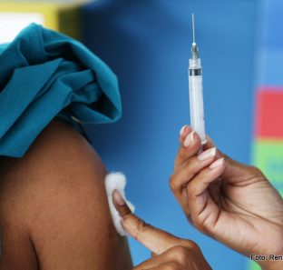 Embu começa a vacinar adolescentes a partir dos 12 anos.