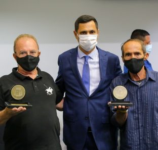 Vereador Nezito entrega Medalha a seus homenageados.
