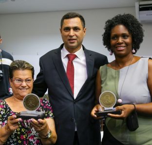 vereador nezito homenageia maria arlete e andreia monteiro
