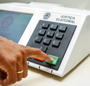 DemonstraÁ¿o do uso da urna eletrÙnica para as eleiÁ¿es de 2006.